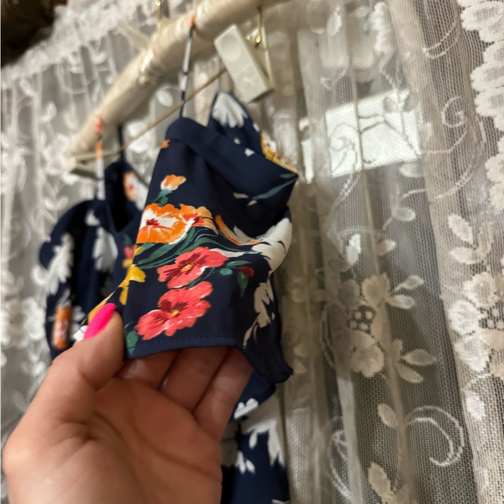 laundry size 4 flowered jumpsuit, brand new condition used once - Picture 2 of 6